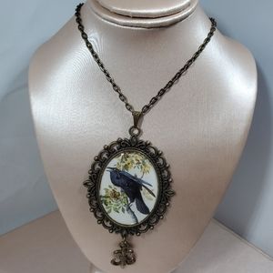 Nwot bird cameo pendant necklace